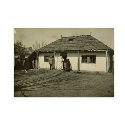 Regina Maria vizitând locuința unui ofițer din Cosmești, alături de principesa Mărioara și generalul Eremia Grigorescu, fotografie de epocă, cca. 1917
