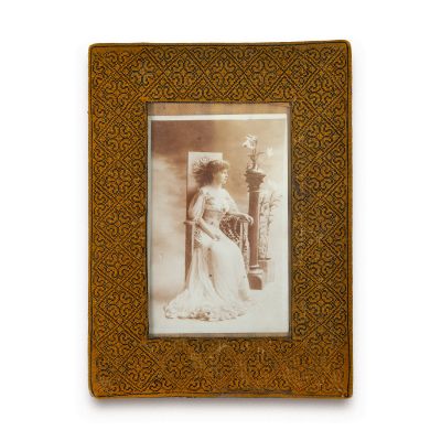 Principesa Maria a României, fotografie tip carte poștală, atelier F. Mandy, într-o ramă din goblen 