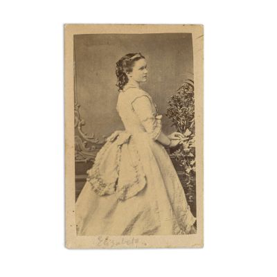Regina Elisabeta a României într-un cadru de interior, fotografie format carte-de-visite, atelier Carol Popp de Szathmári, cca. 1880