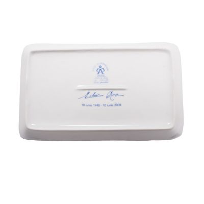 Farfurie de porțelan cu monogramele regelui Mihai I și a reginei Ana oferită invitaților la nunta de diamant în 2008