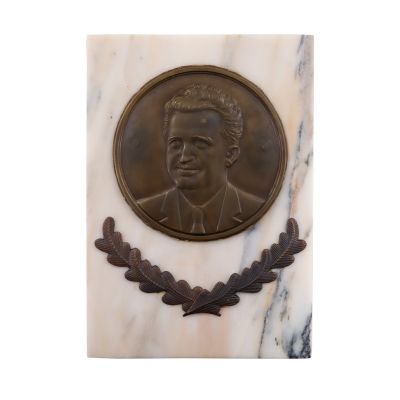 Plachetă cu efigia lui Nicolae Ceaușescu, marmură și bronz