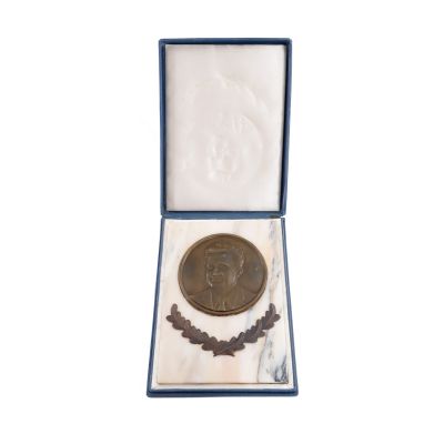 Plachetă cu efigia lui Nicolae Ceaușescu, marmură și bronz