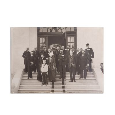 Principele Ferdinand, principesa Maria și prințul Nicolae alături de un grup, fotografie de mari dimensiuni