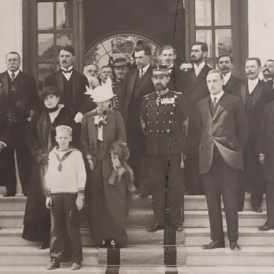 Principele Ferdinand, principesa Maria și prințul Nicolae alături de un grup, fotografie de mari dimensiuni