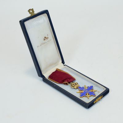 Ordinul „Mihai Viteazul”, clasa a III-a, model 1944, cu spade + cutia de epocă