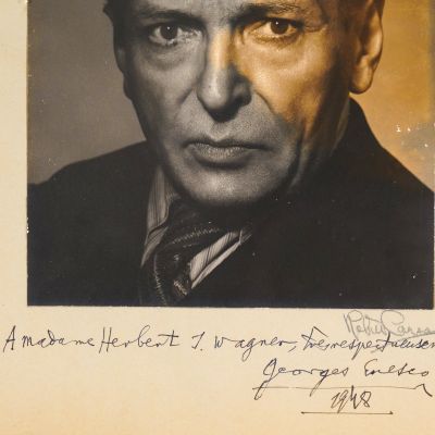 George Enescu, fotografie de mari dimensiuni, cu dedicație olografă pentru doamna Herbert A. Wagner, 1948
