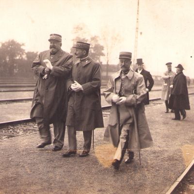Generalul Henri Mathias Berthelot pe peronul unei gări, fotografie de epocă