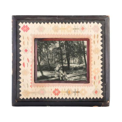 Regina Maria și principesa Ileana lângă un pârâu, fotografie de epocă într-o ramă cu broderie tradițională