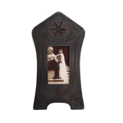 Principesa Maria în  port armean, fotografie format carte poștală într-o ramă din lemn sculptat cu motive tradiționale