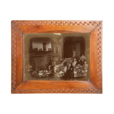 Regina Maria într-un cadru de interior, fotografie de epocă