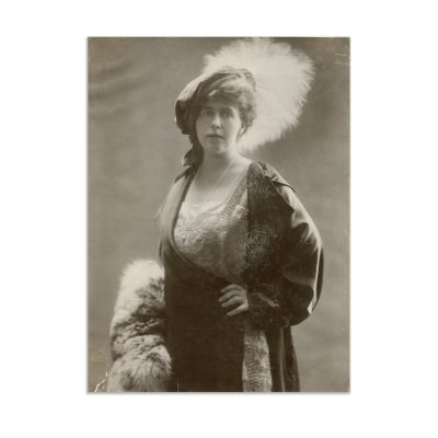 Principesa Maria purtând o pălărie cu puf, fotografie de epocă, atelier Franz Mandy