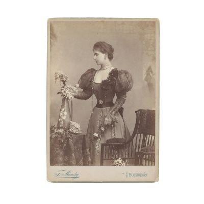 Principesa Maria, fotografie de cabinet într-o ramă de epocă decorată cu crucea reginei Maria