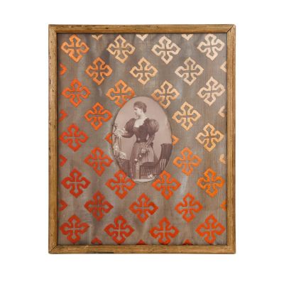Principesa Maria, fotografie de cabinet într-o ramă de epocă decorată cu crucea reginei Maria