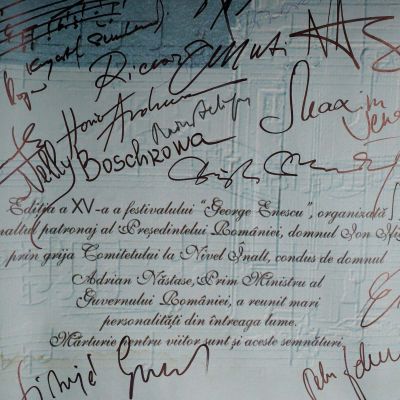 Ediția a XV-a a festivalului „George Enescu”, afiș de mari dimensiuni, semnat olograf, 2001 