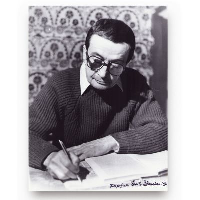 Geo Dumitrescu scriind la biroul său, fotografie realizată de Vasile Blendea, 1997