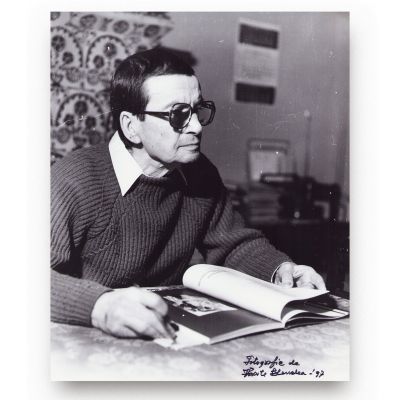 Geo Dumitrescu studiind, fotografie realizată de Vasile Blendea, decembrie 1997