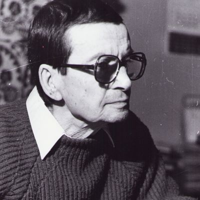 Geo Dumitrescu studiind, fotografie realizată de Vasile Blendea, decembrie 1997