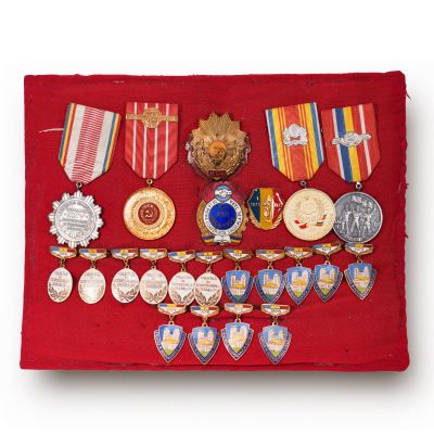 Colecție de 21 insigne și medalii din perioada comunistă