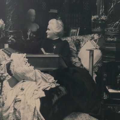 Regina Elisabeta, fotografie de mari dimensiuni, cu însemnare olografă, atelier Franz Mandy