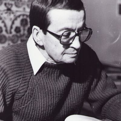 Geo Dumitrescu la biroul său, fotografie realizată de Vasile Blendea, decembrie 1995