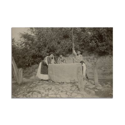 Trei tinere la fântână, fotografie de epocă, atelier Alexandru Bellu