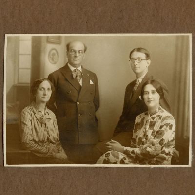 Radu Gyr, fotografie de familie