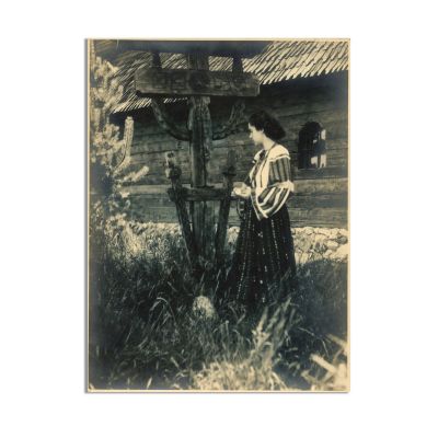 Tânără la mănăstire, fotografie de epocă 