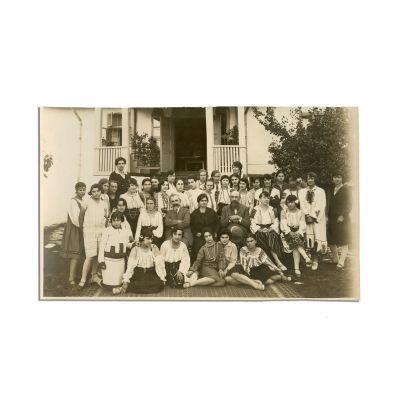 Nicolae Iorga și elevele Școlii de Misionare de la Vălenii de Munte, fotografie de epocă
