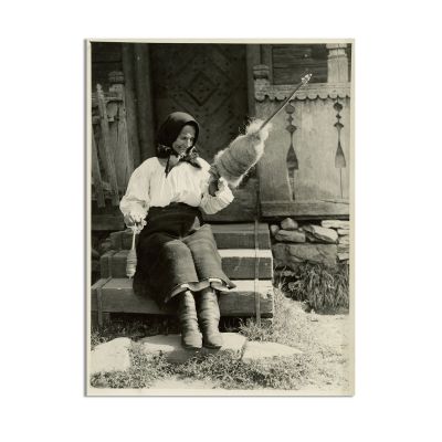 Bătrână cu fuiorul, fotografie de epocă, fotograf E. Fischer