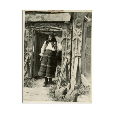Bătrână lângă o poartă maramureșeană, două fotografii de epocă,  fotograf E. Fischer