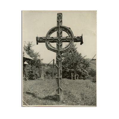 Cruce maramureșeană din lemn, fotografie de epocă, fotograf Emil Fischer