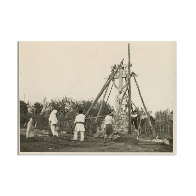 Amplasarea unei troițe, fotografie de epocă