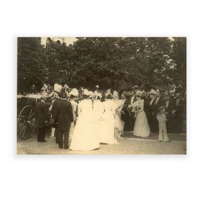 Regina Elisabeta sosind la parada de 10 mai 1900, fotografie de epocă