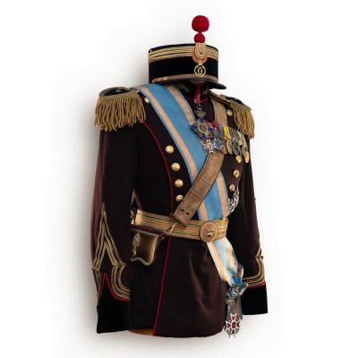 Veston de sublocotenent de artilerie călăreață cu chipiu, leduncă, centură, epoleți, baretă cu decorații și două ordine militare