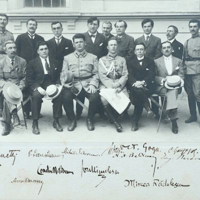 Colegiul de redacție al ziarului „România”, fotografie de grup, 1917, cu semnături olografe