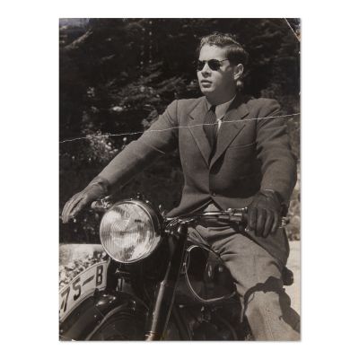 Regele Mihai I al României pe motocicletă, fotografie de epocă, fotograf Helmut Laux