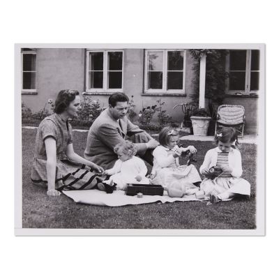Regele Mihai și prințesa Ana împreună cu cele trei fiice, fotografie de presă, 1954