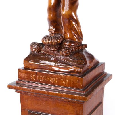 Proclamarea Republicii Populare Române, statuetă din lemn sculptat, 30 decembrie 1947