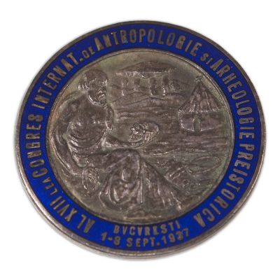 Al XVII-lea Congres Internațional de Antropologie și Arheologie Preistorică, insignă, 1937