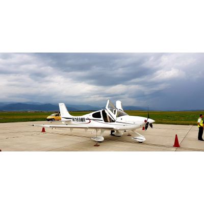  O oră de zbor pentru 3 persoane cu un avion privat Cirrus SR22T, pilot Radu Merică