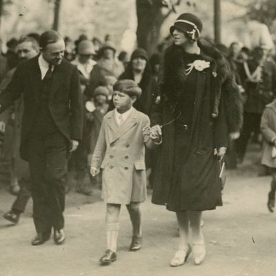 Regele Mihai I alături de regina-mamă Elena la o ceremonie publică, fotografie de epocă