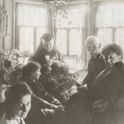 Regina Elisabeta în doliu, fotografie de grup, cca. 1915
