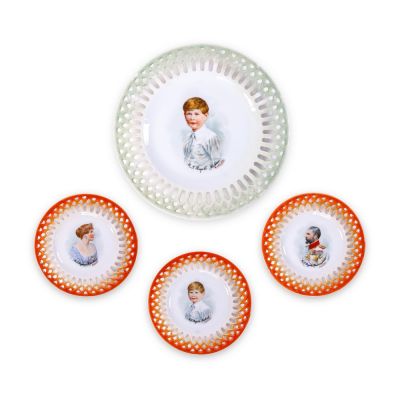 O farfurie + 3 farfuriuțe ribbon plate cu suveranii României, fabrica Victoria, Cehoslovacia