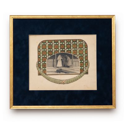 Regina Maria la spitalul de campanie de la Coțofenești, fotografie de epocă încadrată de o pictură de Gh. Chirovici, 1917