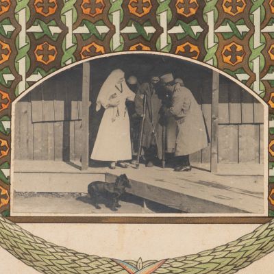 Regina Maria la spitalul de campanie de la Coțofenești, fotografie de epocă încadrată de o pictură de Gh. Chirovici, 1917