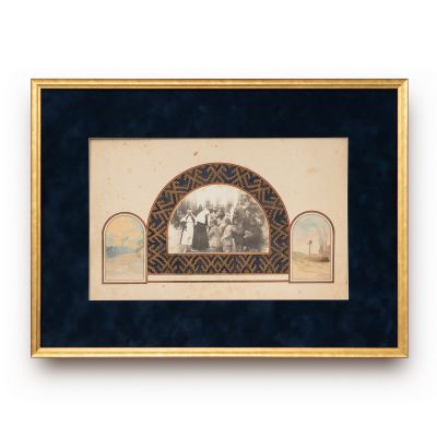 Regina Maria și principesa Elisabeta în vizită la un orfelinat, fotografie de epocă încadrată de o pictură de Gh. Chirovici, 1917