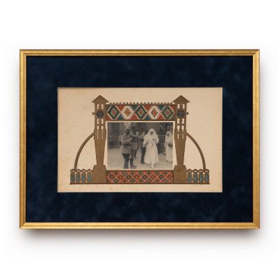 Regina Maria în vizită la un stabiliment sanitar, fotografie de epocă încadrată de o pictură de Gh. Chirovici, 1917