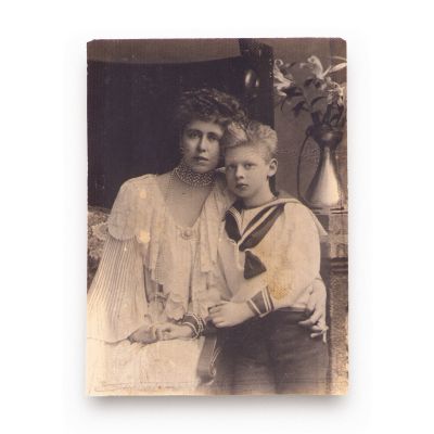 Principesa Maria alături de fiul său, principele Carol, fotografie de mici dimensiuni