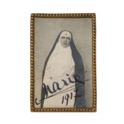 Regina Maria în uniforma medicală, cu dedicație, 1917