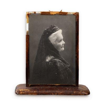 Regina Elisabeta a României, fotografie tip carte poștală, semnată, atelier F. Mandy, într-o ramă de birou din piele cu cifrul suveranei 